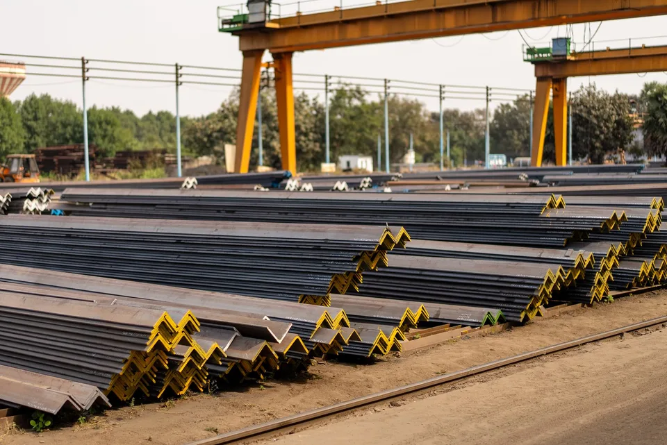 Ángulos de acero apilados en un patio industrial